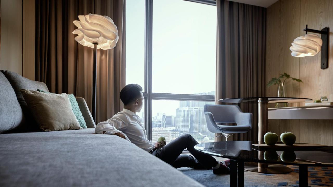 فندق Amari كوالالمبور المظهر الخارجي الصورة A guest room at the hotel